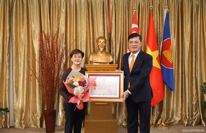 L'ancienne ambassadrice de Singapour au Vietnam à l'honneur ảnh 1