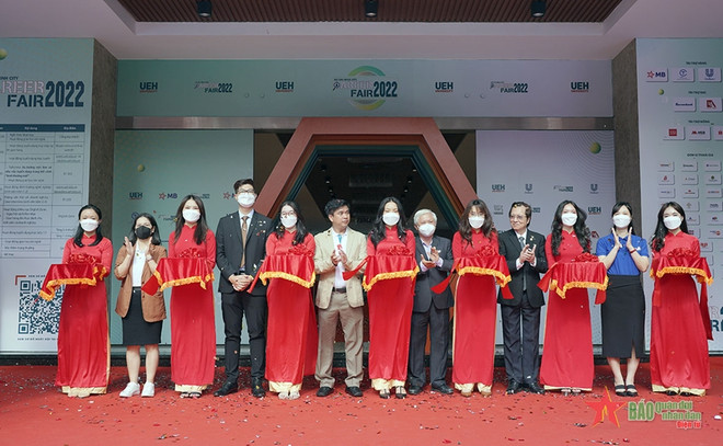 Plus de 5.000 étudiants participent à une foire de l'emploi à Ho Chi Minh-Ville ảnh 1