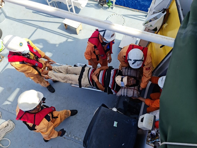 Khanh Hoa: un pêcheur en détresse ramené sur le continent pour un traitement médical ảnh 1