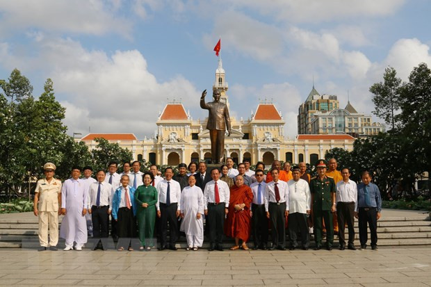 Des dirigeants de HCM-Ville rendent hommage aux morts pour la Patrie ảnh 2 Des dirigeants de HCM-Ville rendent hommage aux morts pour la Patrie ảnh 2