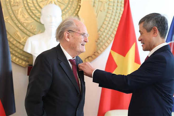 Santé : remise de l’Ordre de l’Amitié à un scientifique allemand ảnh 1 Santé : remise de l’Ordre de l’Amitié à un scientifique allemand ảnh 1