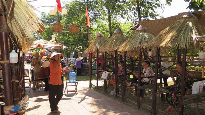 Une exposition lève le voile sur les costumes de cour sous les Nguyên ảnh 2