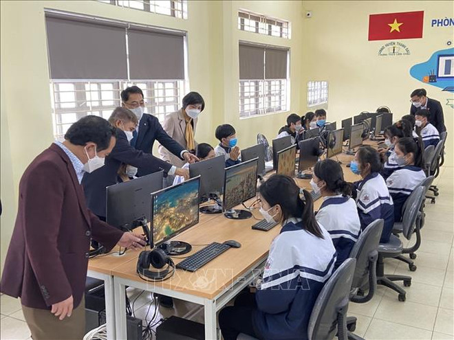 Une société sud-coréenne offre une salle d'informatique à des élèves de Hanoï ảnh 2 Une société sud-coréenne offre une salle d'informatique à des élèves de Hanoï ảnh 2