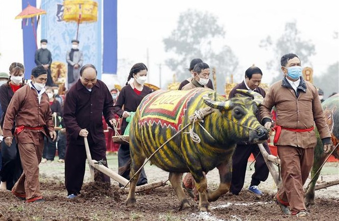 Le président Nguyên Xuân Phuc à la fête des labours "Tich diên" à Hà Nam ảnh 1 Le président Nguyên Xuân Phuc à la fête des labours "Tich diên" à Hà Nam ảnh 1