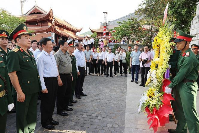 Le PM Pham Minh Chinh au programme artistique "L'épopée éternelle" à Nghe An ảnh 2 Le PM Pham Minh Chinh au programme artistique "L'épopée éternelle" à Nghe An ảnh 2