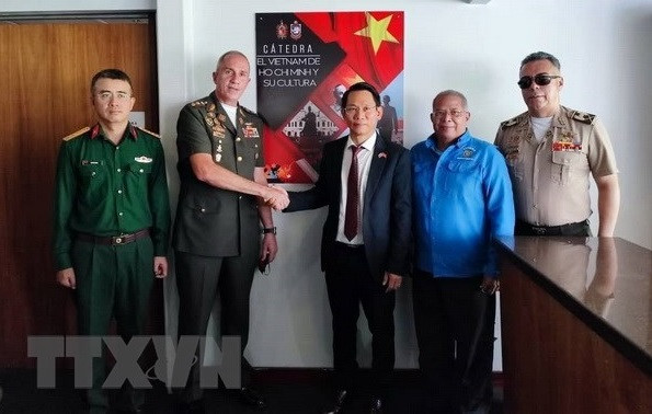 Diverses activités en l’honneur du 132e anniversaire du Président Ho Chi Minh à l’étranger ảnh 3 Diverses activités en l’honneur du 132e anniversaire du Président Ho Chi Minh à l’étranger ảnh 3