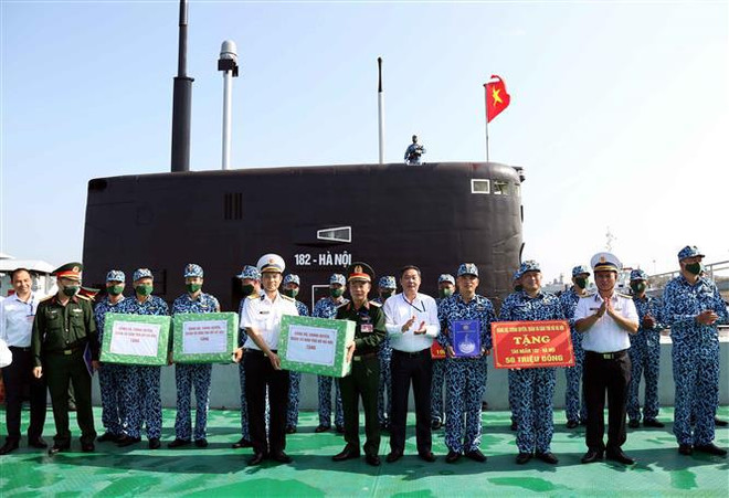 Remise de cadeaux aux soldats et habitants à Truong Sa ảnh 1 Remise de cadeaux aux soldats et habitants à Truong Sa ảnh 1