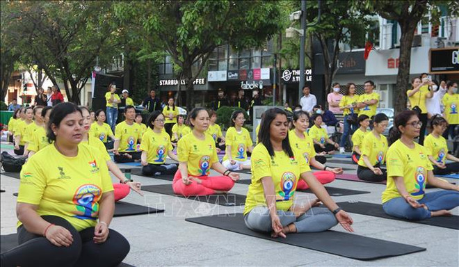 Un millier de personnes à une rencontre collective de yoga à Hô Chi Minh-Ville ảnh 1 Un millier de personnes à une rencontre collective de yoga à Hô Chi Minh-Ville ảnh 1
