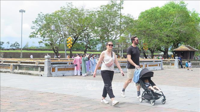 Le Vietnam attire plus de 1,44 million d’arrivées internationales en huit mois ảnh 2