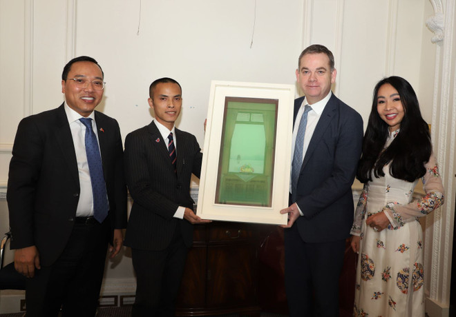 Le ministre britannique au Cabinet Office reçoit des artistes vietnamiens ảnh 2 Le ministre britannique au Cabinet Office reçoit des artistes vietnamiens ảnh 2