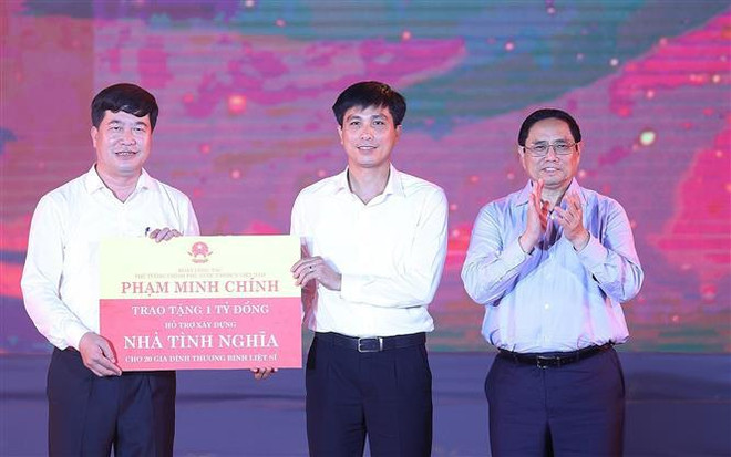 Le PM Pham Minh Chinh au programme artistique "L'épopée éternelle" à Nghe An ảnh 1 Le PM Pham Minh Chinh au programme artistique "L'épopée éternelle" à Nghe An ảnh 1