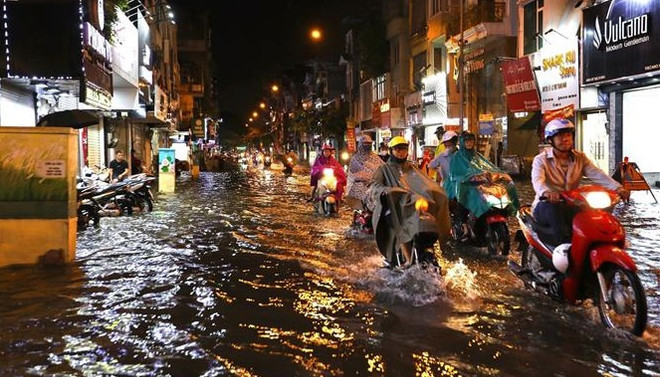 De nombreuses rues de Hanoï sous l’eau à cause de fortes pluies ảnh 1 De nombreuses rues de Hanoï sous l’eau à cause de fortes pluies ảnh 1
