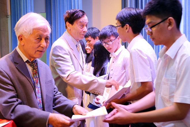 Remise de 179 bourses Vallet aux élèves et étudiants brillants du Tay Nguyen ảnh 1 Remise de 179 bourses Vallet aux élèves et étudiants brillants du Tay Nguyen ảnh 1