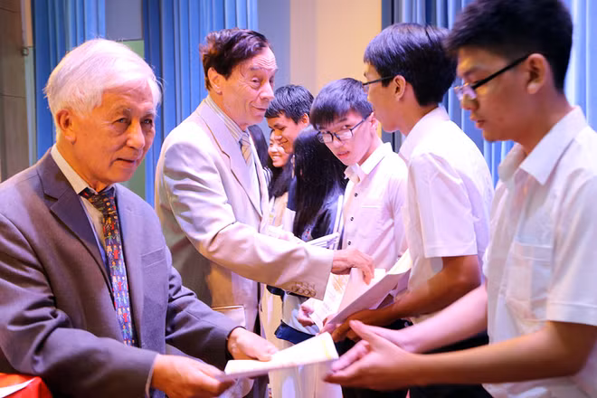 Remise de 179 bourses Vallet aux élèves et étudiants brillants du Tay Nguyen ảnh 1