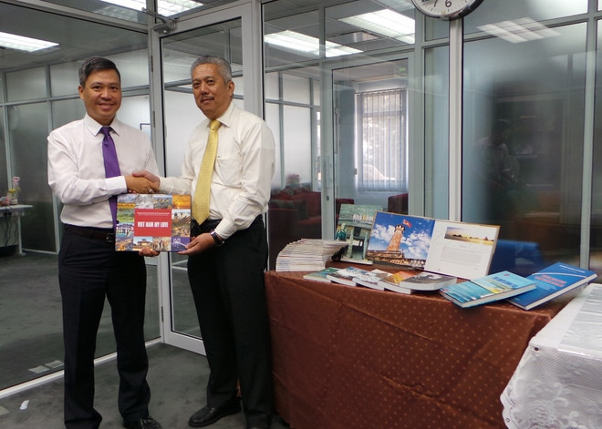 Remise d'ouvrages à la bibliothèque de l’Université de Brunei Darussalam ảnh 1 Remise d'ouvrages à la bibliothèque de l’Université de Brunei Darussalam ảnh 1