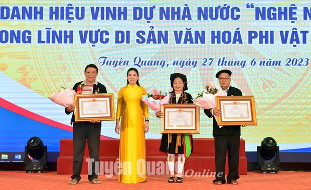 Tuyên Quang : remise du titre d'Artisan émérite en arts folkloriques ảnh 1 Tuyên Quang : remise du titre d'Artisan émérite en arts folkloriques ảnh 1