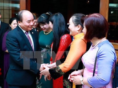 Le PM Nguyen Xuan Phuc se rend à l'ambassade du Vietnam aux Philippines ảnh 1 Le PM Nguyen Xuan Phuc se rend à l'ambassade du Vietnam aux Philippines ảnh 1