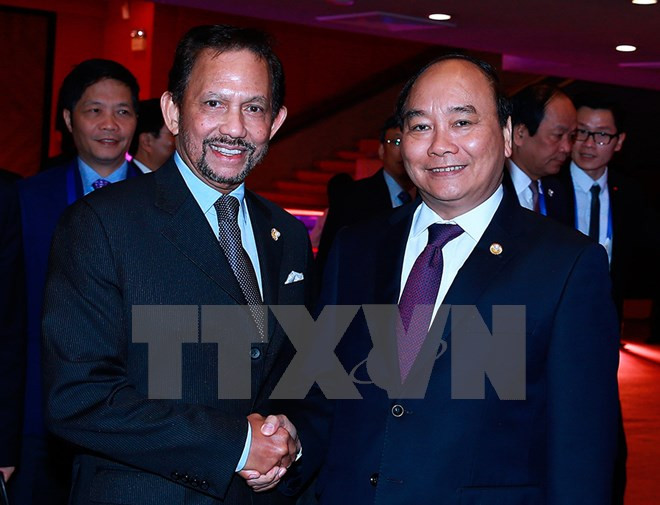 ASEAN : le PM Nguyen Xuan Phuc rencontre le sultan du Brunei ảnh 1 ASEAN : le PM Nguyen Xuan Phuc rencontre le sultan du Brunei ảnh 1