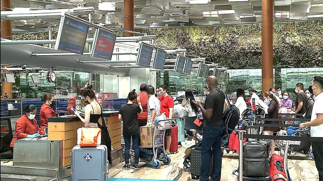 Vietnam Airlines effectue le vol transportant les premiers touristes internationaux au Vietnam ảnh 1 Vietnam Airlines effectue le vol transportant les premiers touristes internationaux au Vietnam ảnh 1