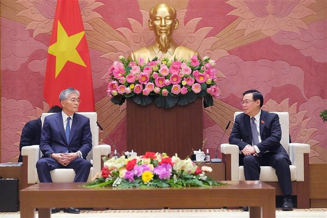 Le président de l’AN Vuong Dinh Huê reçoit le président du groupe japonais Erex ảnh 1 Le président de l’AN Vuong Dinh Huê reçoit le président du groupe japonais Erex ảnh 1