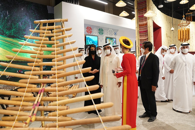 L’Émir de Dubaï visite la Maison des expositions du Vietnam à l’Expo 2020 Dubaï ảnh 2 L’Émir de Dubaï visite la Maison des expositions du Vietnam à l’Expo 2020 Dubaï ảnh 2