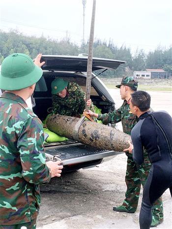 Quang Binh: traitement avec succès d’une bombe découverte par des pêcheurs ảnh 1 Quang Binh: traitement avec succès d’une bombe découverte par des pêcheurs ảnh 1