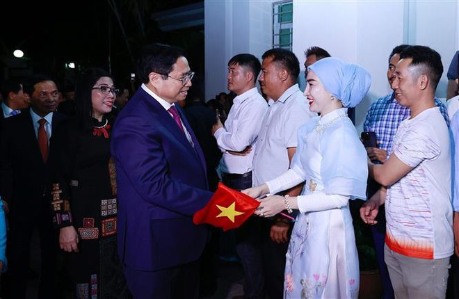 Le Premier ministre rencontre des Vietnamiens au Brunei ảnh 2