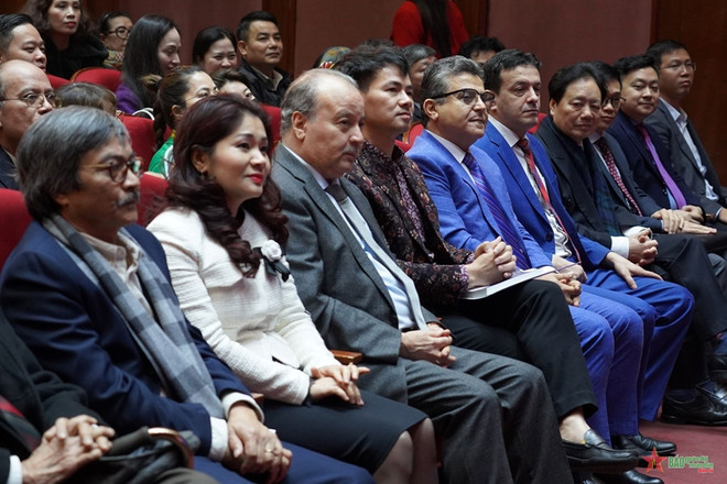 Montage d'une pièce sur le Président Ho Chi Minh d'un célèbre dramaturge algérien ảnh 1