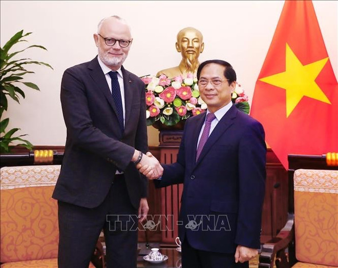 Le ministre des AE Bui Thanh Son reçoit l'ancien PM français Edouard Philippe ảnh 1 Le ministre des AE Bui Thanh Son reçoit l'ancien PM français Edouard Philippe ảnh 1