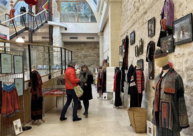 La culture ethnique minoritaire vietnamienne s’invite à Saintes ảnh 1 La culture ethnique minoritaire vietnamienne s’invite à Saintes ảnh 1