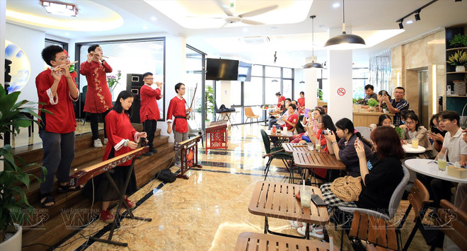 Le club Câm Ca, un lieu qui perpétue la passion pour la musique traditionnelle ảnh 1 Le club Câm Ca, un lieu qui perpétue la passion pour la musique traditionnelle ảnh 1
