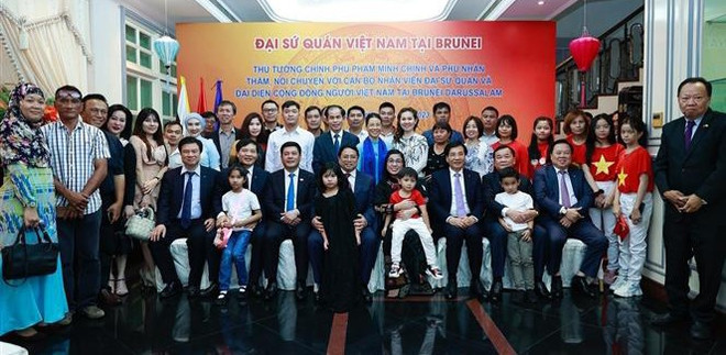 Le Premier ministre rencontre des Vietnamiens au Brunei ảnh 1