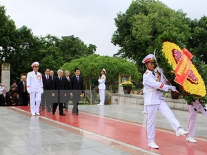 Les dirigeants rendent hommage aux Morts pour la Patrie ảnh 1