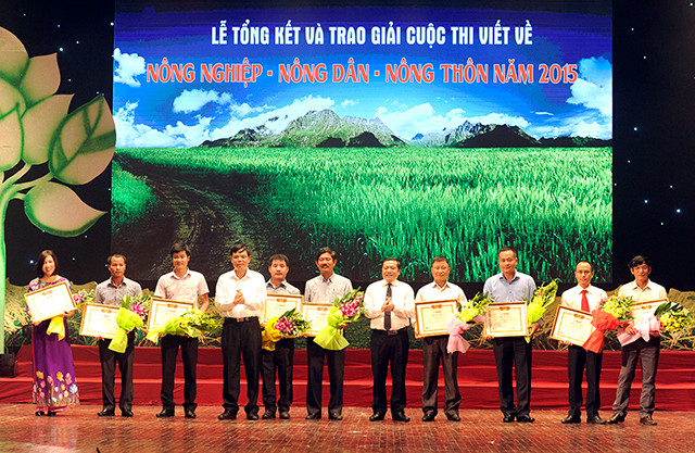 Remise des Prix du concours d’écriture sur l’agriculture, les agriculteurs et la ruralité ảnh 2 Remise des Prix du concours d’écriture sur l’agriculture, les agriculteurs et la ruralité ảnh 2