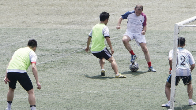 L’ambassadeur de France joue au foot pour saluer l’Euro 2016 ảnh 1 L’ambassadeur de France joue au foot pour saluer l’Euro 2016 ảnh 1