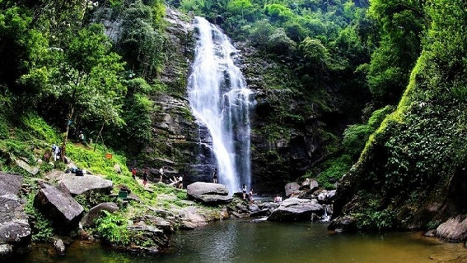 Cascade de Khe Kem: une bande de soie blanche dans le parc national de Pu Mat ảnh 1 Cascade de Khe Kem: une bande de soie blanche dans le parc national de Pu Mat ảnh 1