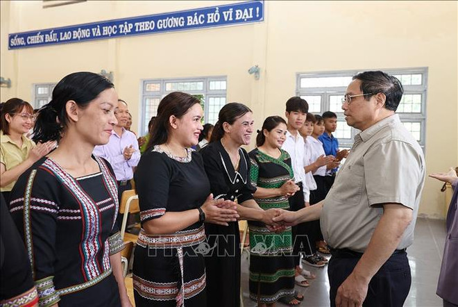 Le PM inspecte les préparatifs de la rentrée scolaire à Kon Tum ảnh 2 Le PM inspecte les préparatifs de la rentrée scolaire à Kon Tum ảnh 2