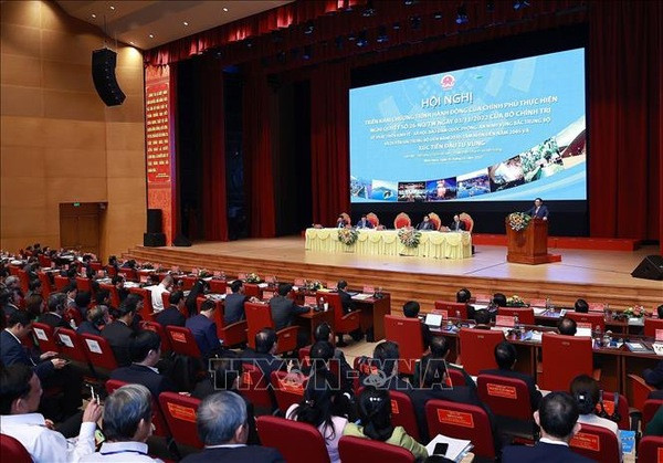 Le PM préside une conférence sur le développement du Centre septentrional et du littoral du Centre ảnh 2