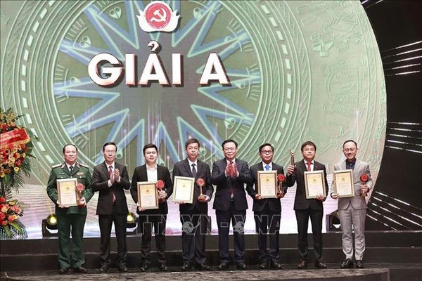 La cérémonie de remise des Prix nationaux de la presse sur l’édification du Parti ảnh 1 La cérémonie de remise des Prix nationaux de la presse sur l’édification du Parti ảnh 1