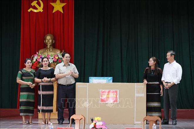 Le PM inspecte les préparatifs de la rentrée scolaire à Kon Tum ảnh 1 Le PM inspecte les préparatifs de la rentrée scolaire à Kon Tum ảnh 1