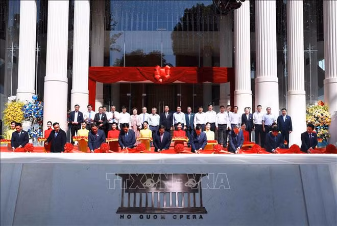 Le PM à la cérémonie d'inauguration du Théâtre Ho Guom à Hanoï ảnh 1 Le PM à la cérémonie d'inauguration du Théâtre Ho Guom à Hanoï ảnh 1