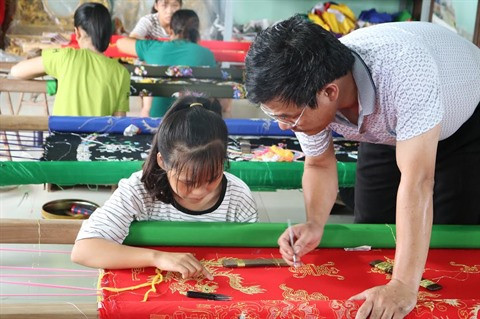 À Hanoi, l’ancien village de Dông Cuu brode la tradition ảnh 2