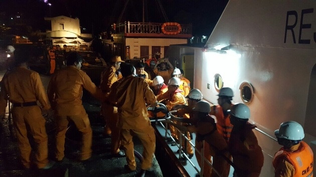 Victime d’un accident, un marin chinois transporté sur la terre ferme ảnh 1