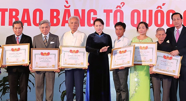 La Patrie à jamais reconnaissante envers ses héros et personnes méritantes ảnh 1 La Patrie à jamais reconnaissante envers ses héros et personnes méritantes ảnh 1