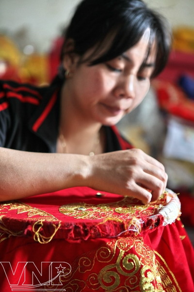À Hanoi, l’ancien village de Dông Cuu brode la tradition ảnh 1
