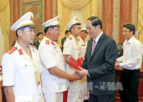 Le président exhorte la police populaire à bien servir les tâches politiques du pays ảnh 1 Le président exhorte la police populaire à bien servir les tâches politiques du pays ảnh 1