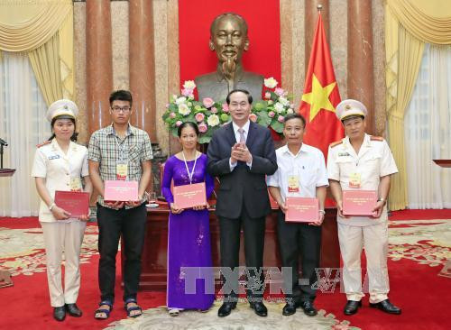 Le président exhorte la police populaire à bien servir les tâches politiques du pays ảnh 2 Le président exhorte la police populaire à bien servir les tâches politiques du pays ảnh 2