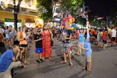 Le Vietnam table sur 16 millions de touristes étrangers en 2018 ảnh 1 Le Vietnam table sur 16 millions de touristes étrangers en 2018 ảnh 1