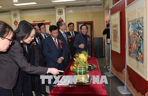 Des peintures sur le Nouvel An lunaire du Vietnam et de la Chine exposées à Pékin ảnh 2 Des peintures sur le Nouvel An lunaire du Vietnam et de la Chine exposées à Pékin ảnh 2