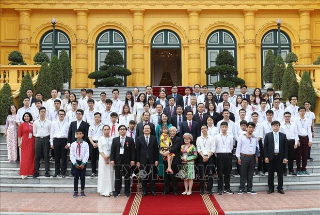 Le secrétaire général et président Nguyên Phu Trong félicite les meilleurs étudiants ảnh 1 Le secrétaire général et président Nguyên Phu Trong félicite les meilleurs étudiants ảnh 1